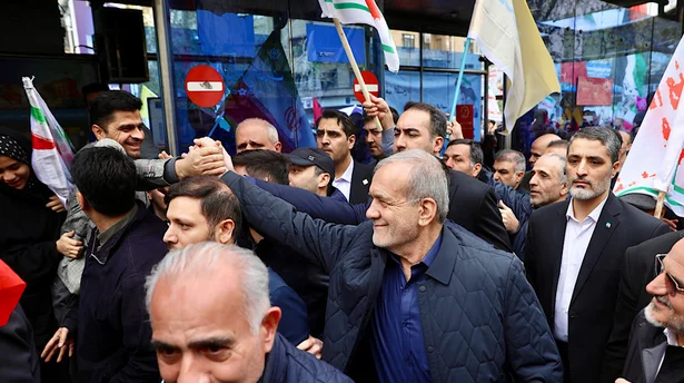 فیلم حضور متفاوت پزشکیان در راهپیمایی روز قدس و گرفتن عکس یادگاری با مردم