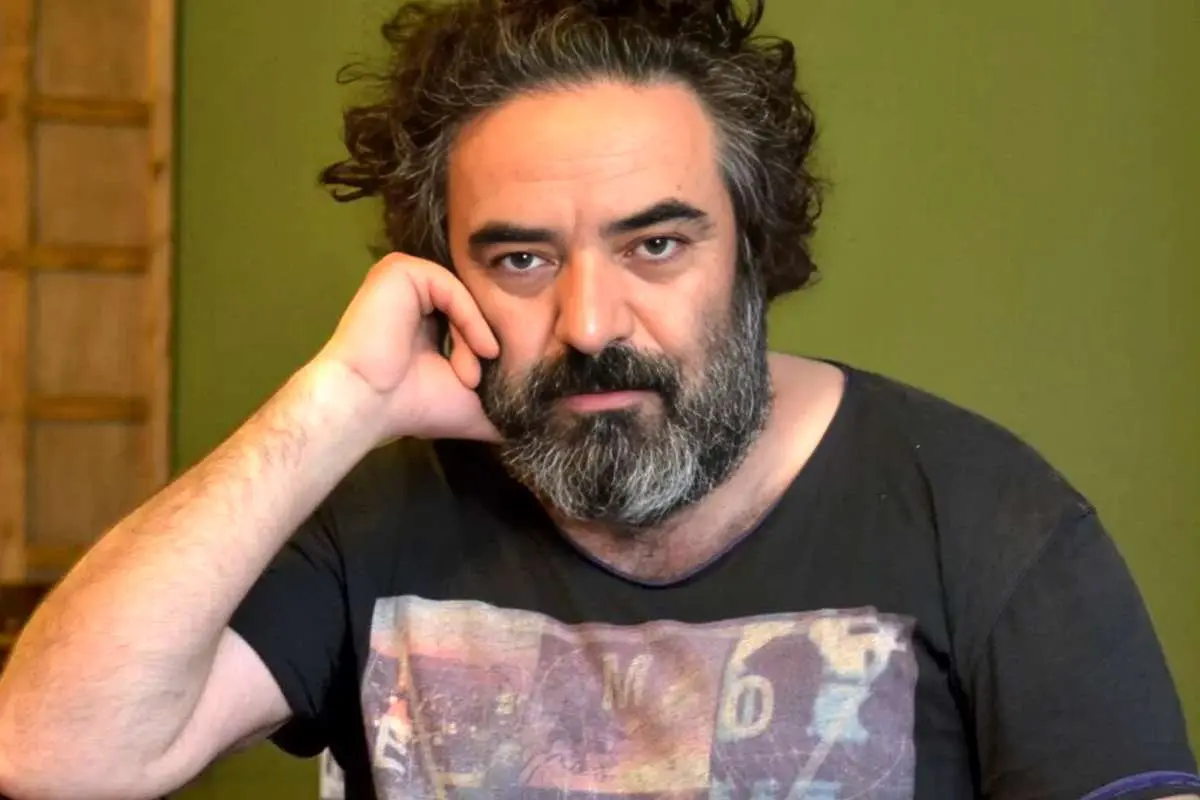 عکس/ نگاهی به چیدمان منزل حسن معجونی بازیگر سریال شیش ماهه و همسر جوانش/ مزین به قوری و فنجان با تصویری از شاه حسن قاجاری، گل و گیاه و...