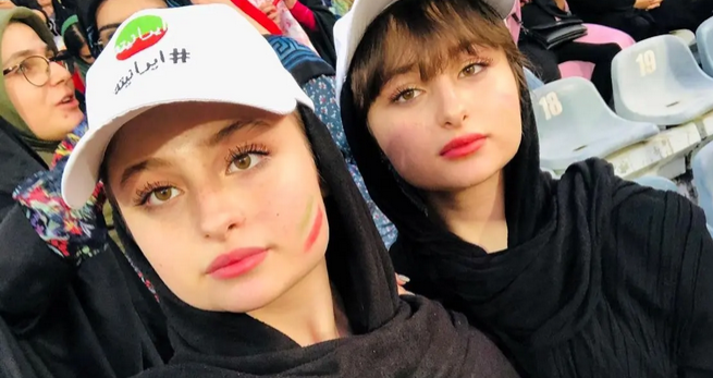 سفر در زمان؛ سارا و نیکا در حال شیپور زدن در ورزشگاه