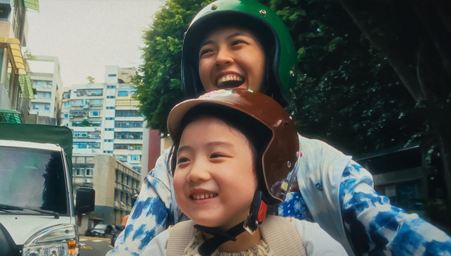 نقد و بررسی فیلم Left-Handed Girl | دست چپ شیطان