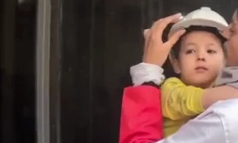 فیلم نجات یک کودک در پی حملات هوایی رژیم صهیونیستی و آمریکا