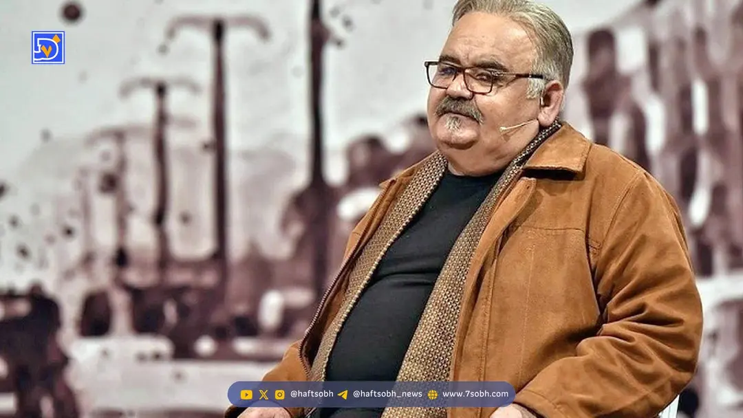 نگاهی به چیدمان منزل شاهانه و مجلل «اکبر عبدی» / از مبلمان سلطنتی و مدرن تا لوسترهای برنجی و ساعت مدرن