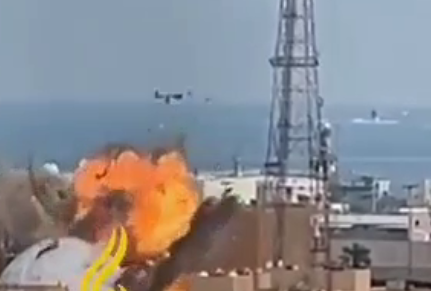 فیلم لحظۀ اصابت دقیق پهپاد شاهد ۱۳۶ ایران به رادار پایگاه آمریکایی در بحرین