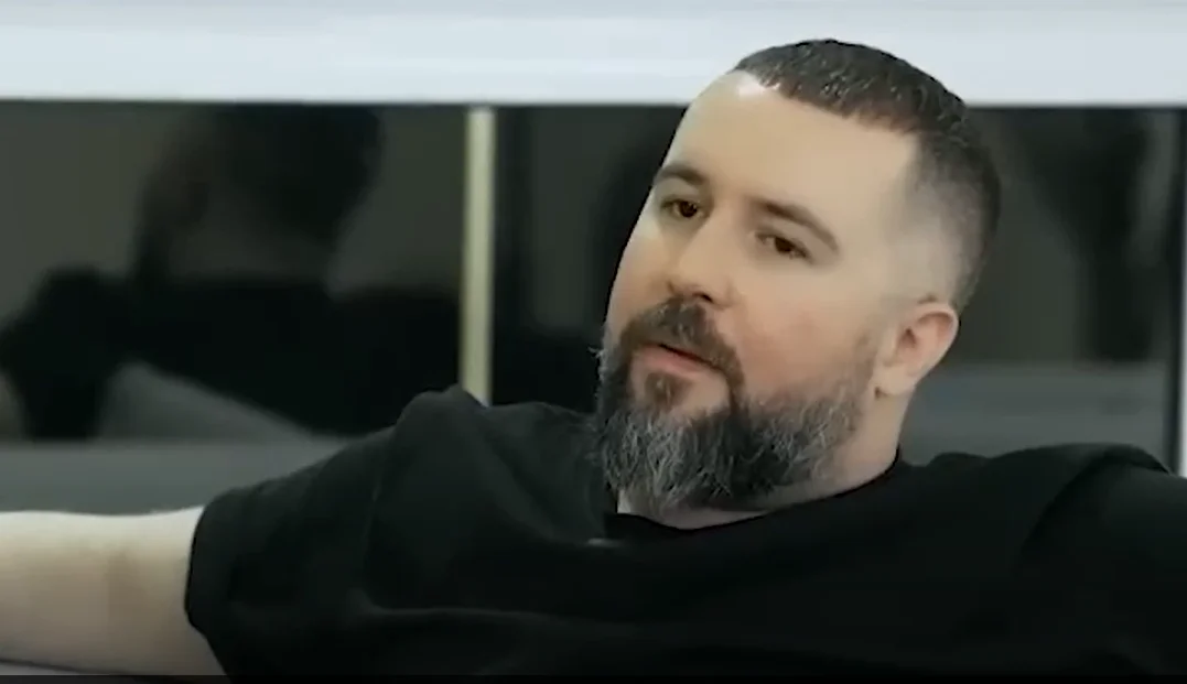 عکس| سهراب ام جی خواننده رپ در کنار امدادگران هلال احمر