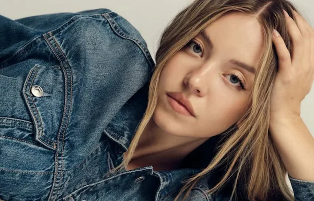 سیدنی سویینی دومین زن زیبای جهان در سال 2025