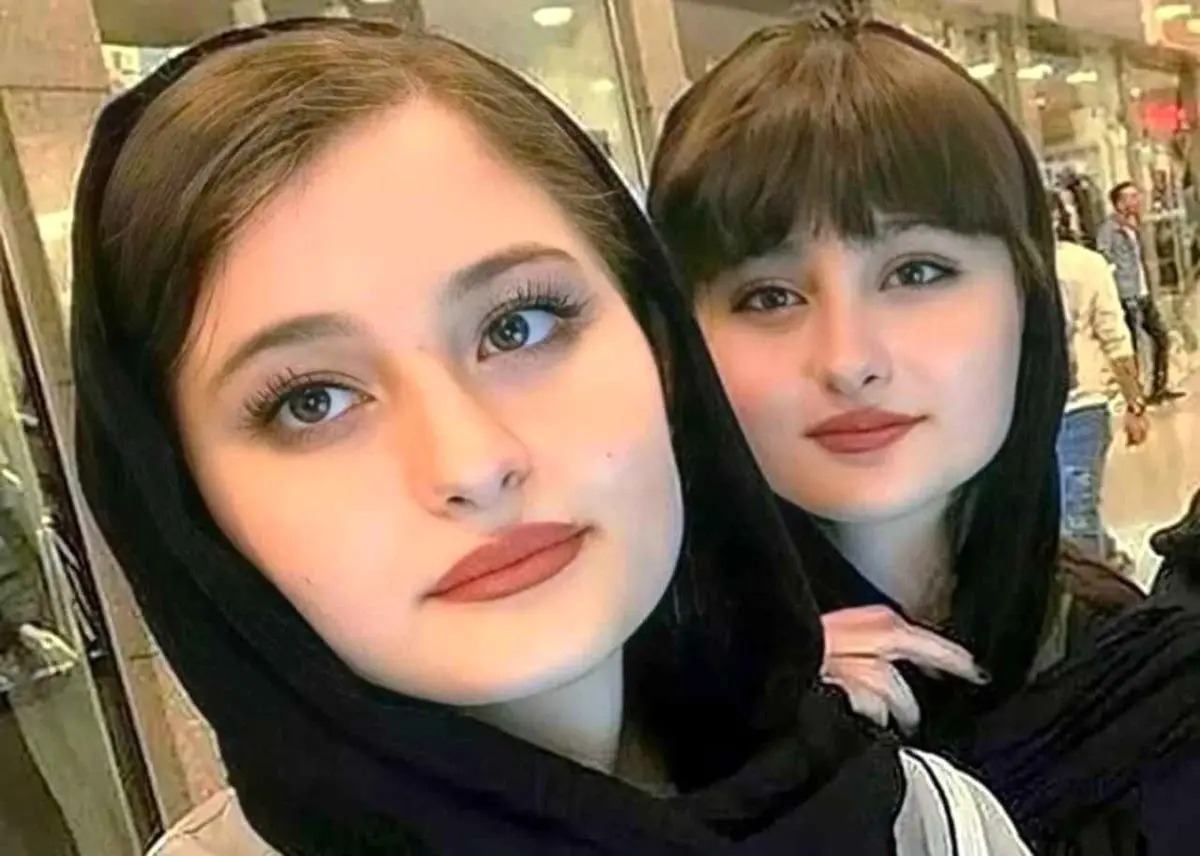 استایل جذاب سارا و نیکا فرقانی در ۲۱ سالگی با کت و شلوار مشکی/ دوقلوهای پایتخت چقدر خوش استایلن + عکس