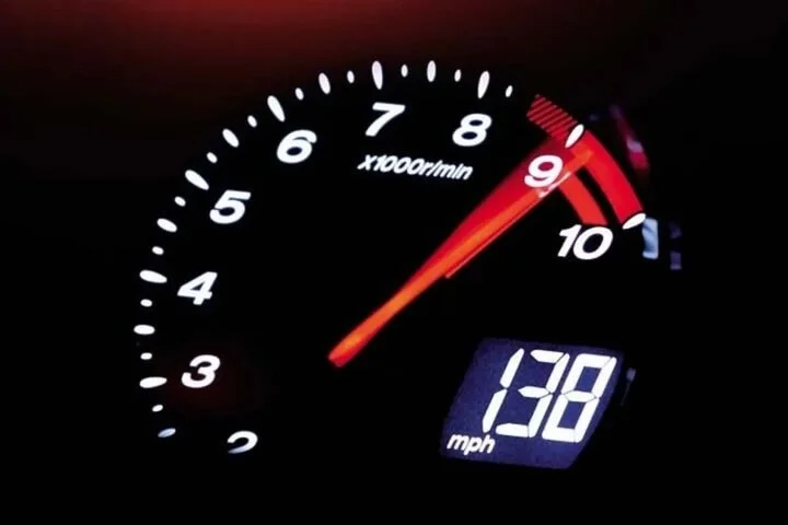 رانندگی با دور موتور بالا چه آسیب‌هایی به خودرو وارد می‌کند؟