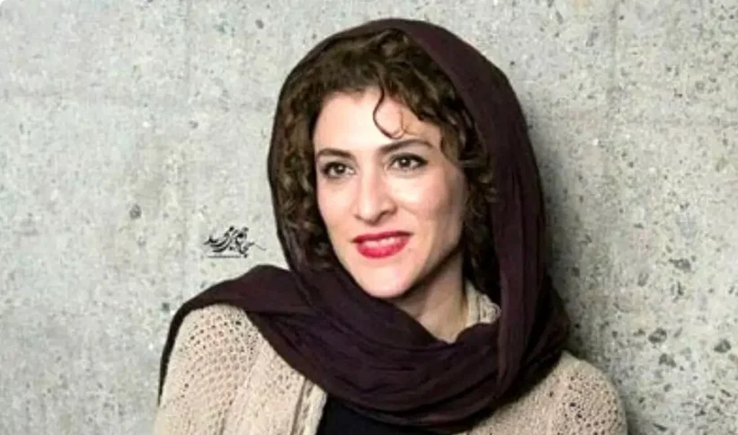 سفر در زمان؛ «ویشکا آسایش» 26 ساله در حال دریافت جایزه از دست «آتنه فقیه‌نصیری»