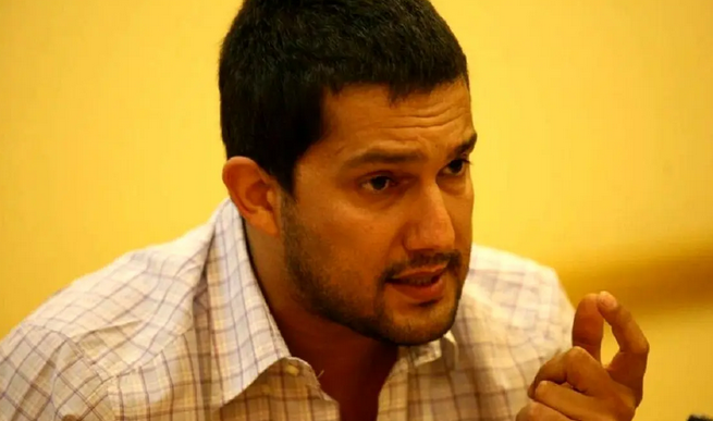 عکس| پریدن حامد بهداد روی میز در نشست خبری