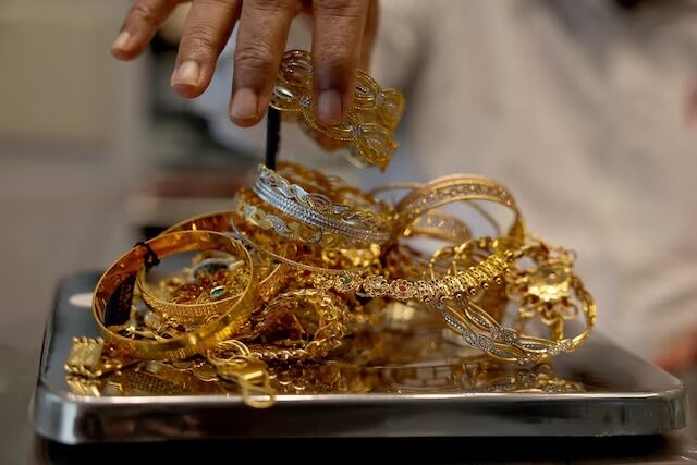 طلا باز هم رکورد زد/ قیمت هر اونس طلا در بازار امروز چند؟ + جدول