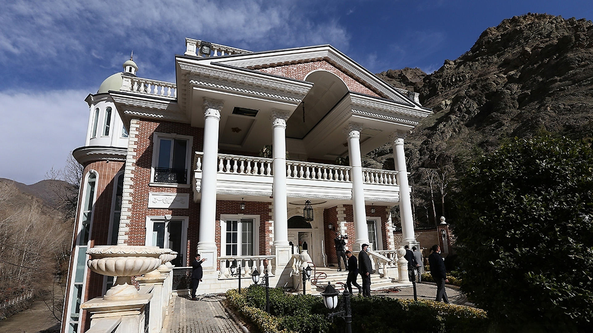 با حکم قضایی؛ اَبَر ویلای شخص ذینفوذ در حاشیه رود کرج تخریب شد