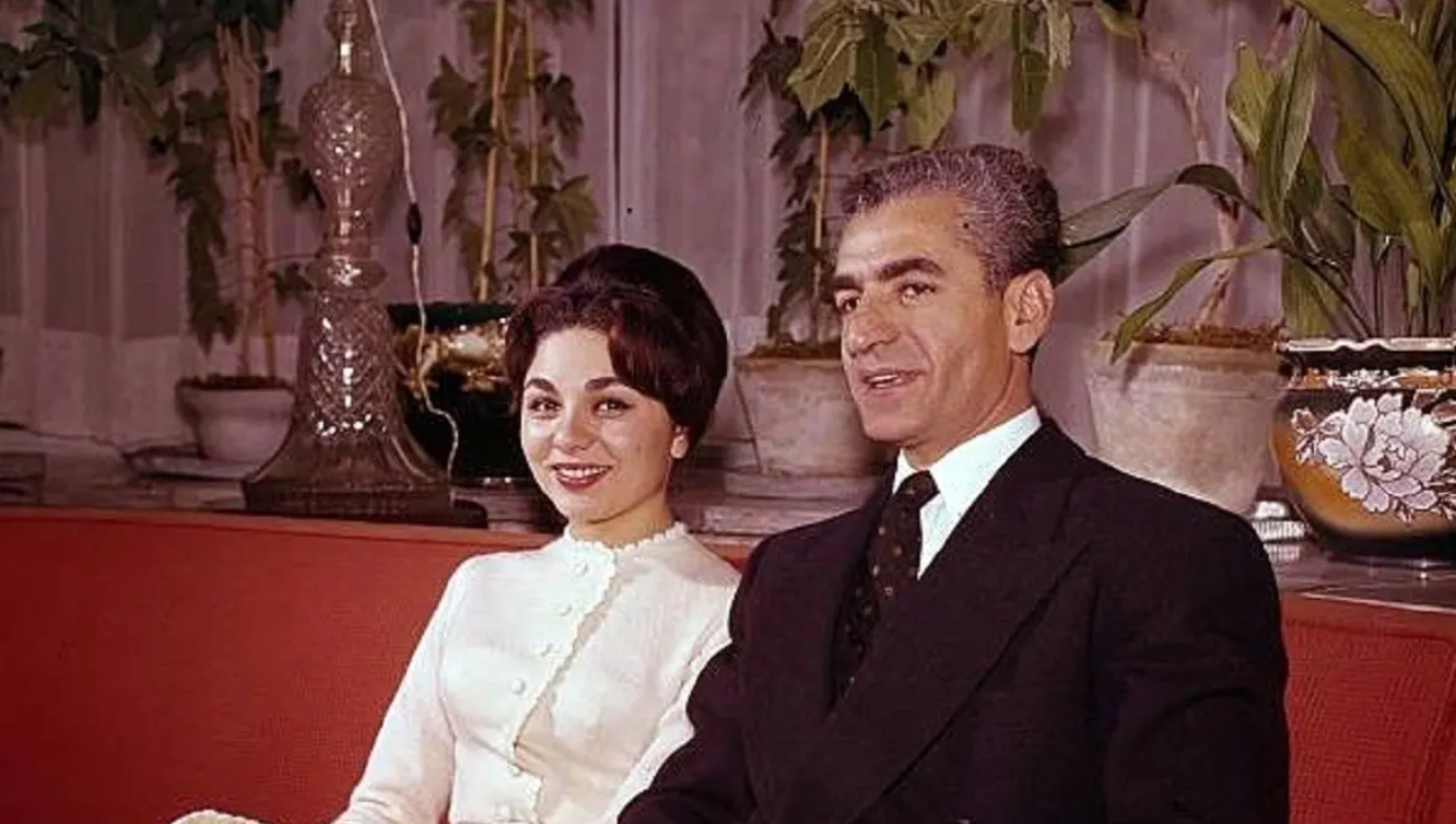 سفر در زمان| چهار دست و پا راه رفتن محمدرضا پهلوی کنار فرح