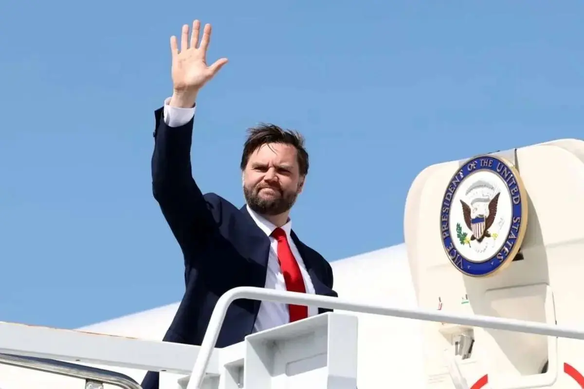 اولین فیلم از ورود جی دی ونس به پاکستان با هواپیمای فوق ویژه و تدابیر شدید امنیتی + فیلم