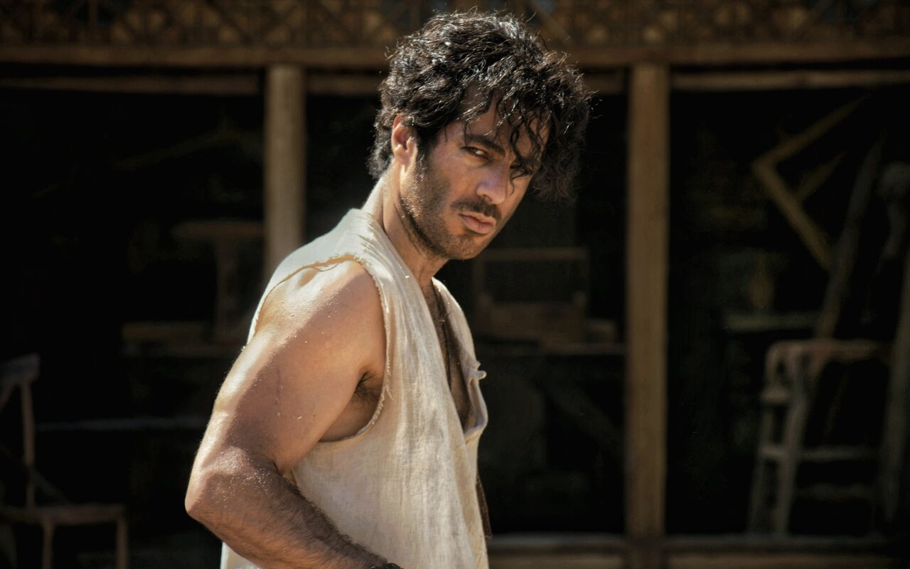 استایل به یاد ماندنی و خاص رحیم نجار بامداد خمار در یک مراسم هنری