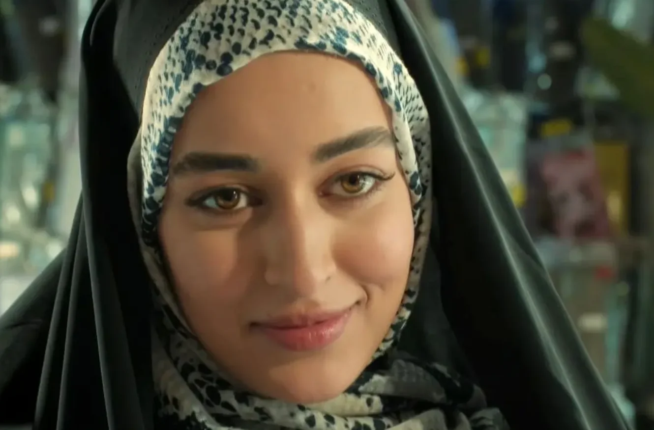 سفر در زمان؛ «مه‌لقا مینوش» بازیگر سریال بیگانگان در یک کافه در تهران؛ سال 1403