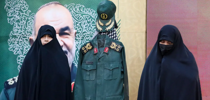 عکس| دختر شهید سلامی بر مزار پدرش