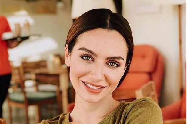 تیپ ساده و متین بیرجه آکالای در مکانی مقدس