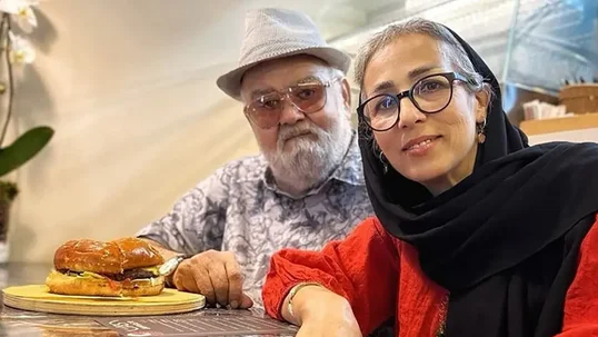 وداع عاشقانه همسر اکبر عبدی با او؛ تعظیم، قلب و بوسه