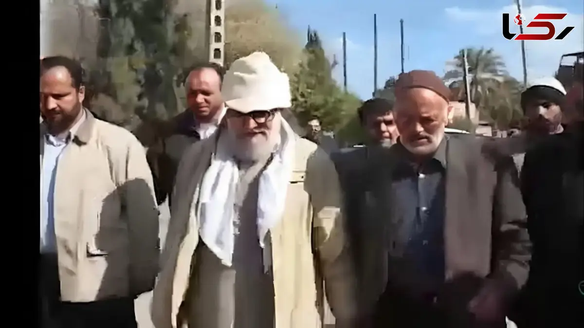 فیلم | بشکن زدن رهبر بعد از شیرین کاری مستندساز /فیلمبردار را فریب دادم تا صورت آقا در تلویزیون فرانسه نرود!