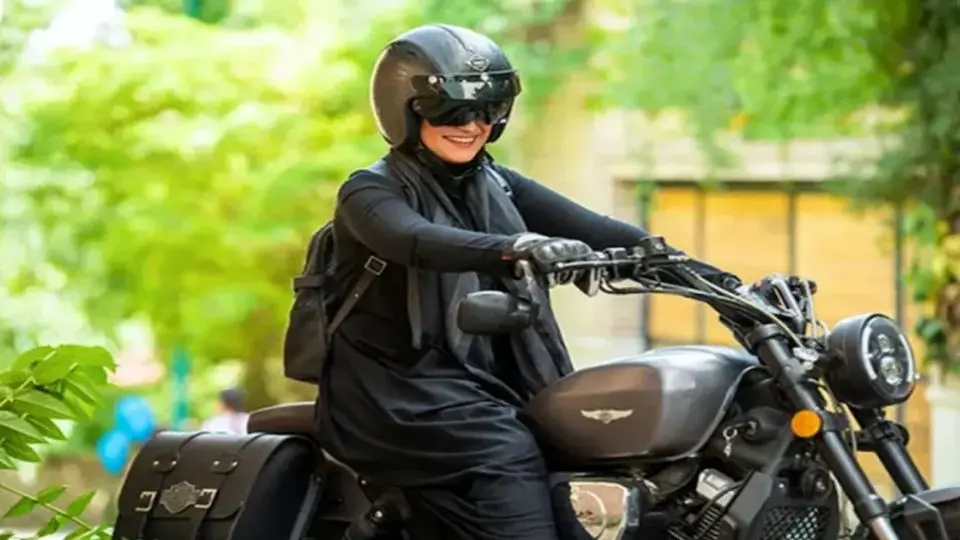 گواهینامه موتورسواری برای بانوان / نحوه دریافت و آموزش از امروز