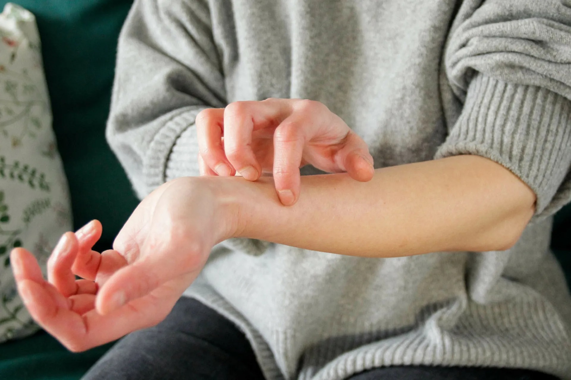 علت خارش بدن در طب سنتی + روشهای درمان