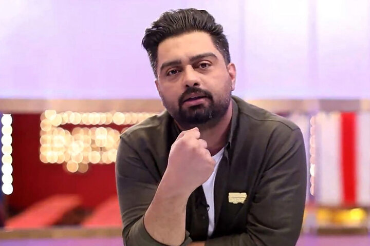 پرچم ایران روی لباس ایمان قیاسی در شب یلدا