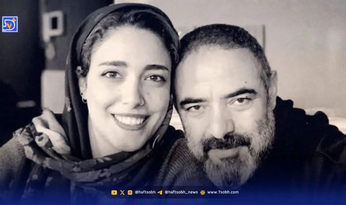 نگاهی به چیدمان منزل حسن معجونی بازیگر سریال شیش ماهه و همسر جوانش/ مزین به قوری و فنجان با تصویری از شاه حسن قاجاری، گل و گیاه و...