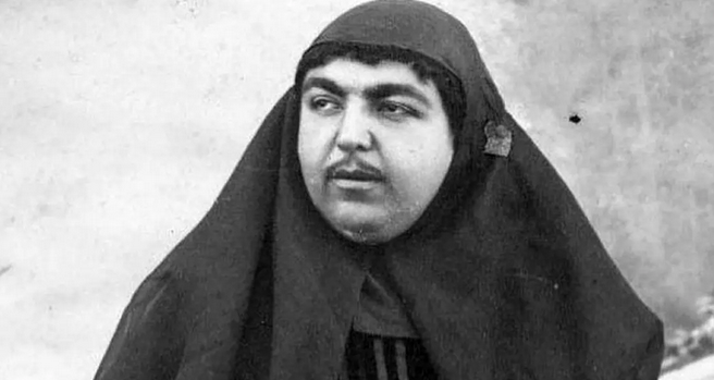 قاجار| عصمت‌الدوله دختر ناصرالدین شاه به همراه حیوان خانگی‌اش