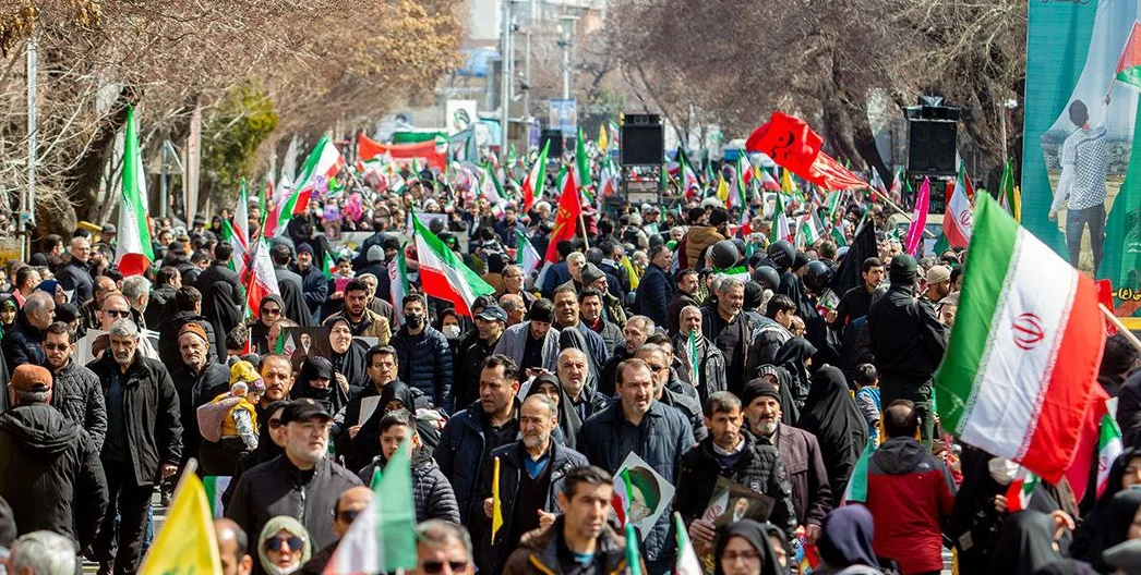 ثبت تصویری از شکوه «الله اکبر» در میان آتش دشمن