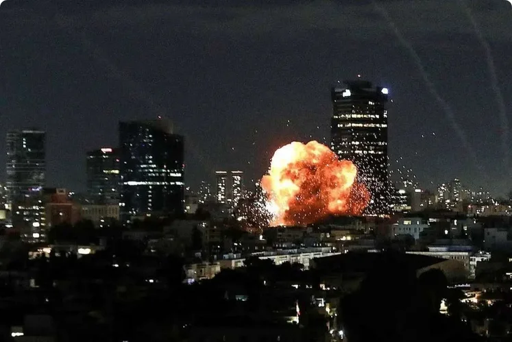 تصاویر رویترز از حملات موشکی ایران به اسرائیل