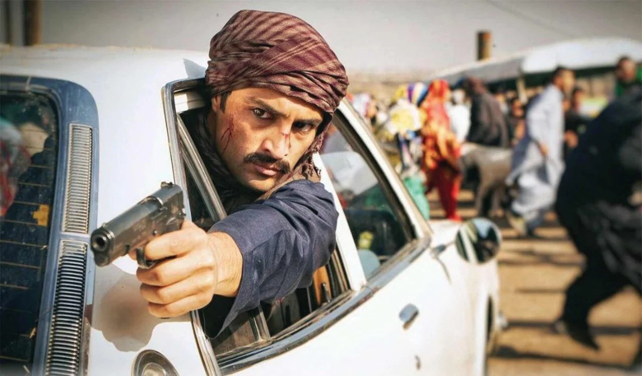 استایل جذاب امیر جدیدی در نقش قهرمان کلاسیک/ تیپ آقای بازیگر شما را حیران میکند