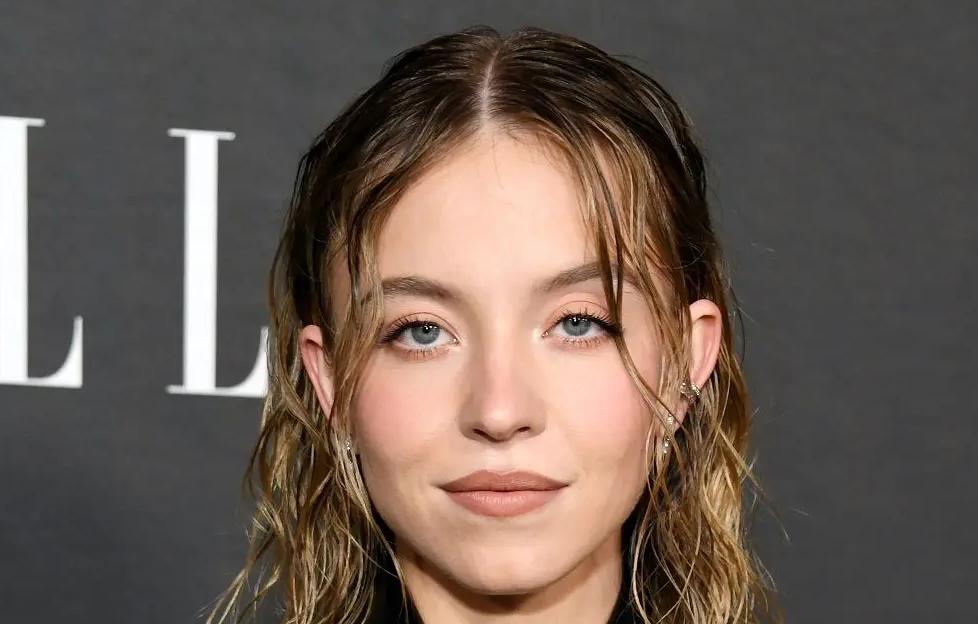 عکس| سفر در زمان؛ «سیدنی سوئینی» در حال ورود به یک برنامه در نیویورک؛ سال 1404