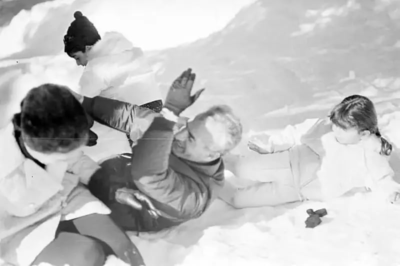 عکس سفر در زمان / نقش بر زمین شدن شاه پهلوی توسط فرح دیبا در برف بازی محوطه کاخ نیاوران