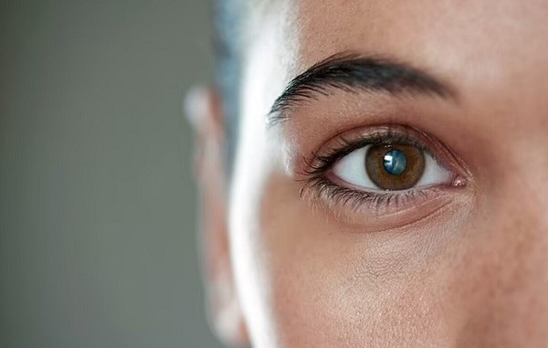 دلیل اصلی پلک زدن چشم‌ها فاش شد