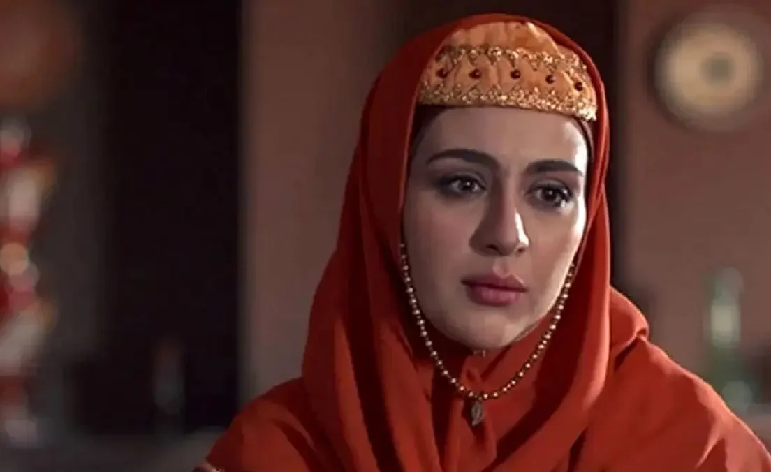 سفر زمان؛ چهرۀ «گلنار سریال گیلدخت» در اتاق گریم «بی‌همگان»