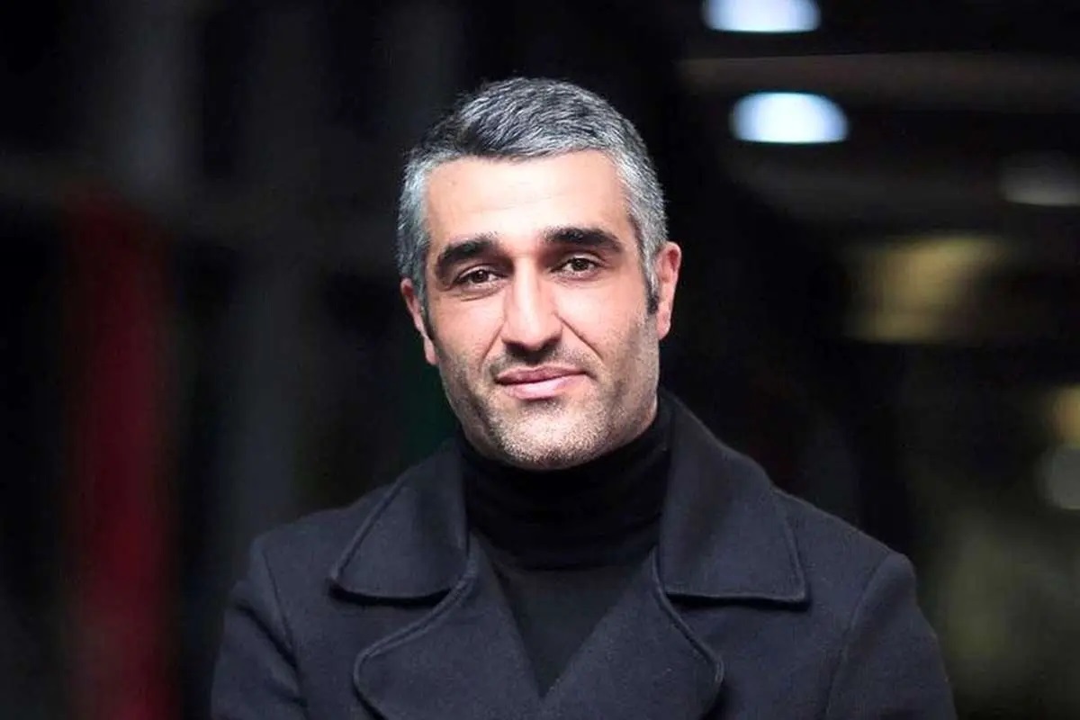 نگاهی به دکوراسیون ویلا شاهانه پژمان جمشیدی؛ از مبلمان کلاسیک چوبی تا آیینه و شعمدان برنزی و فنجان های طلاکوب