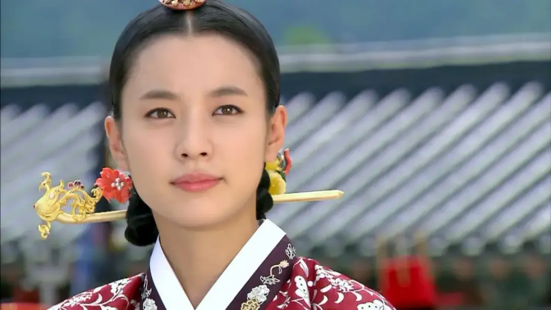 تغییر 100 درصدی دونگی با لباس شب قرمز که باورت نمیشه!