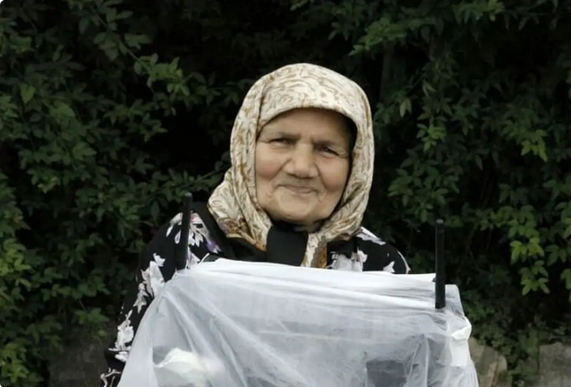 عکس| سفر در زمان؛ «عسل خاله و ارسطو» در پشت صحنه سریال پایتخت 6؛ سال 99