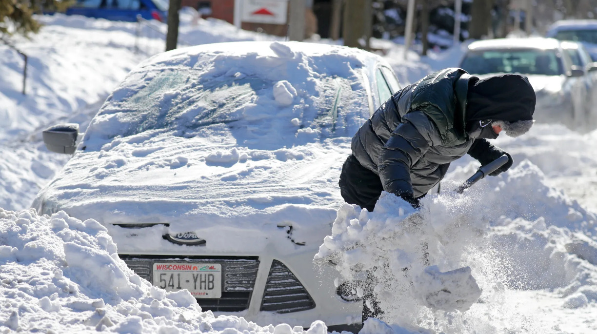 طوفان برفی برق ۷۰۰ هزار نفر را قطع کرد؛ لغو ۱۰ هزار پرواز