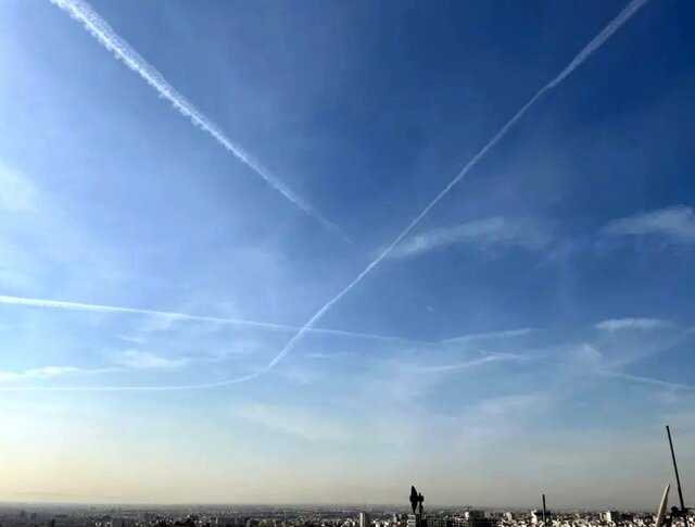 ماجرای خطوط سفید در آسمان تهران / رد هواپیما یا آزمایش موشکی؟