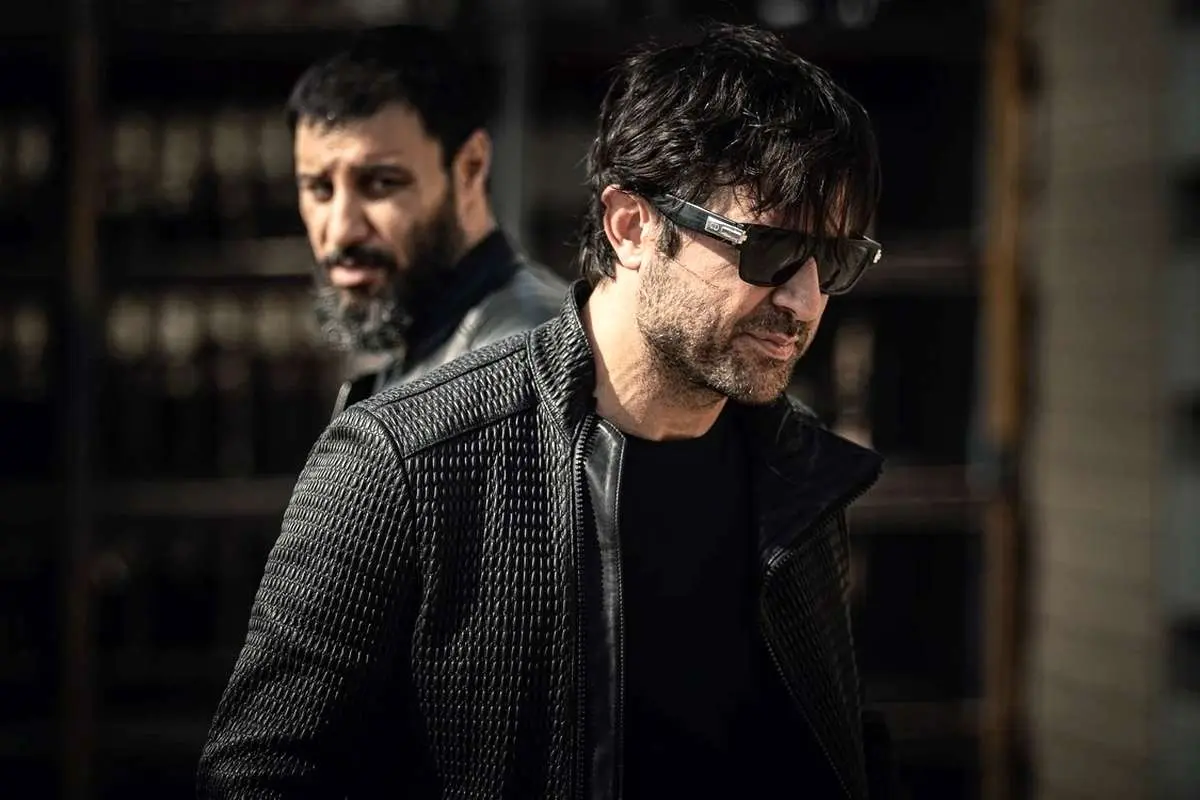 گوشی هومن سیدی در سریال وحشی؛ از موتورولا اورا چه می‌دانیم؟