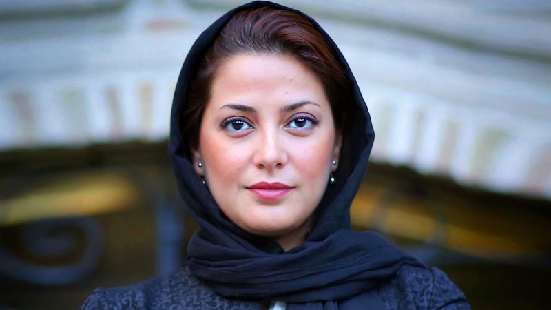 سفر زمان | «طناز طباطبایی» 26 ساله در پشت‌صحنه یک تئاتر در کنار «داریوش مهرجویی»