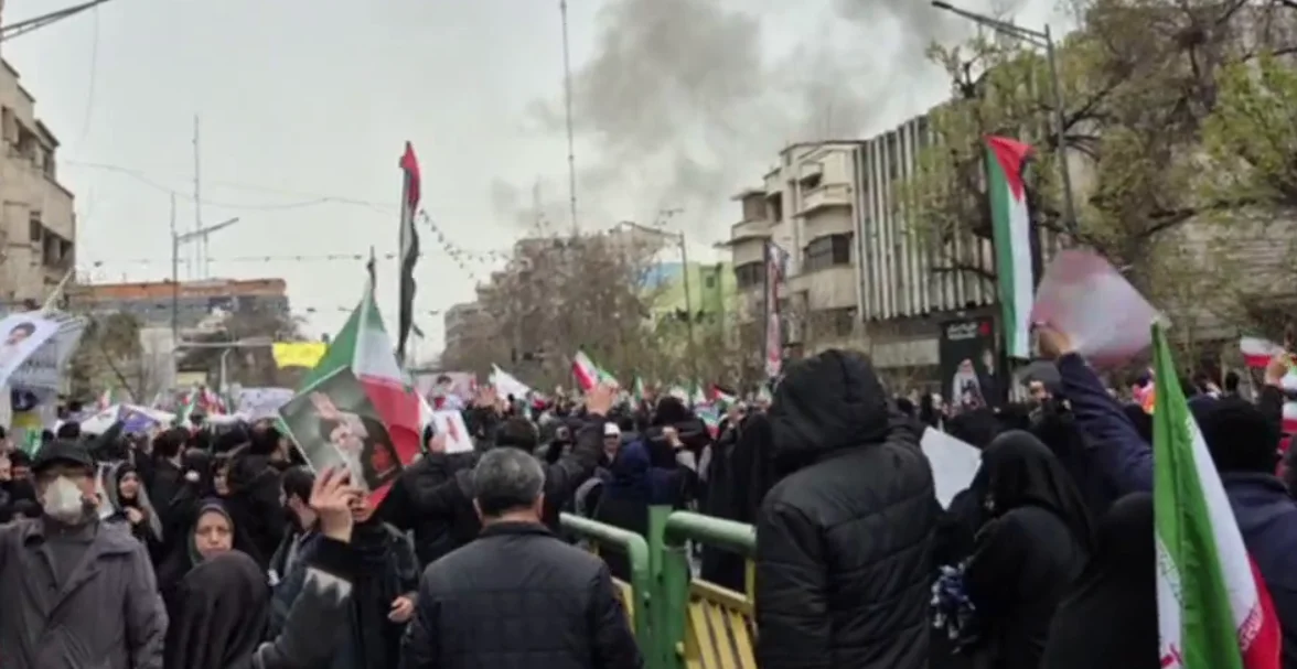 لحظه بمباران راهپیمایی مردم تهران + فیلم