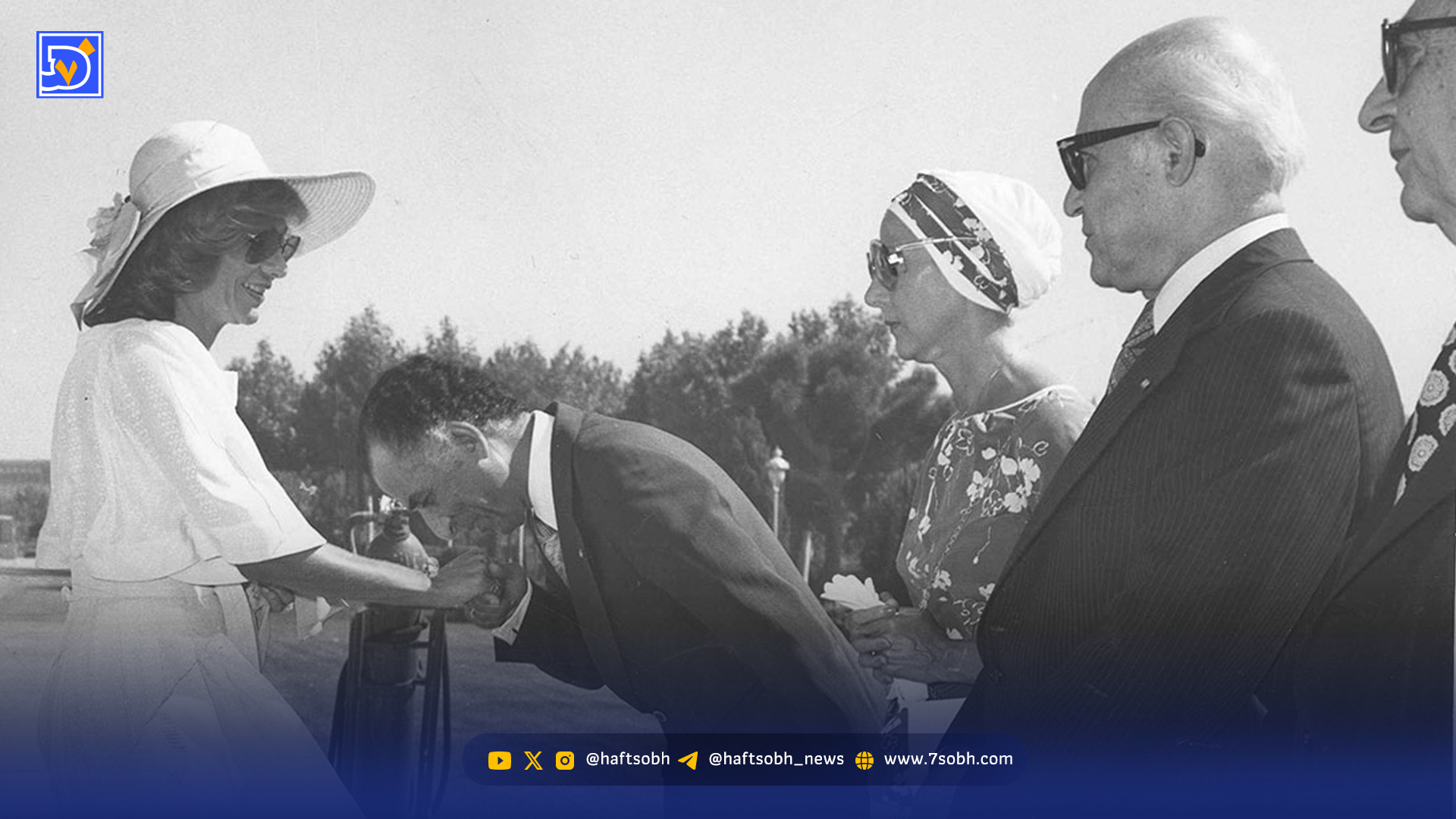 قاب تاریخ| دستبوسی جمشید از فرح و این دختران خاص در نمایشگاه مد اسلامی