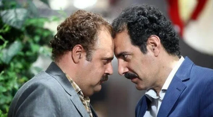 نگاهی به چیدمان منزل مجلل و سنتی «بهنام تشکر»، نصرتِ سریال پادری/ از کابینت‌های سفید و مبلمان کلاسیک تا ظروف برنجی و تابلوهای هنری