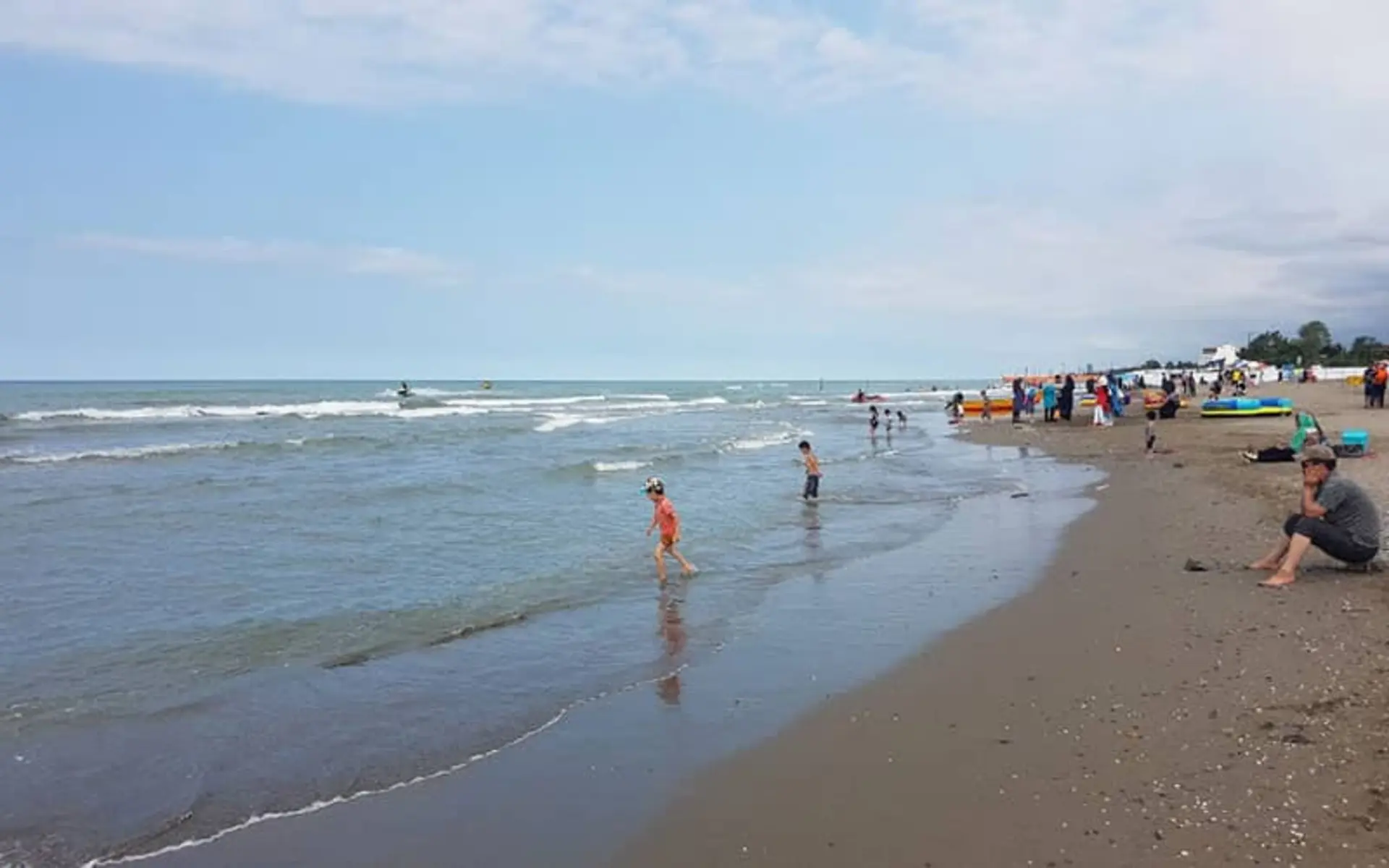 تفریح گردشگران در ساحل نمک آبرود