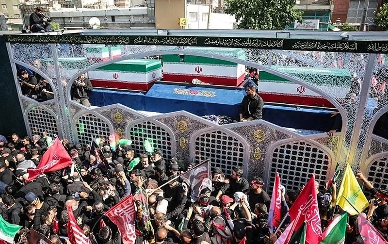 ویدئو| گلباران پیکر مطهر امام مجاهد شهید در خیابان آزادی تهران