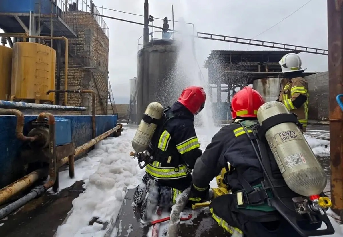 مهار آتش کارخانه نساجی در جاده قوچان با تلاش حدود 30 آتش‌نشان