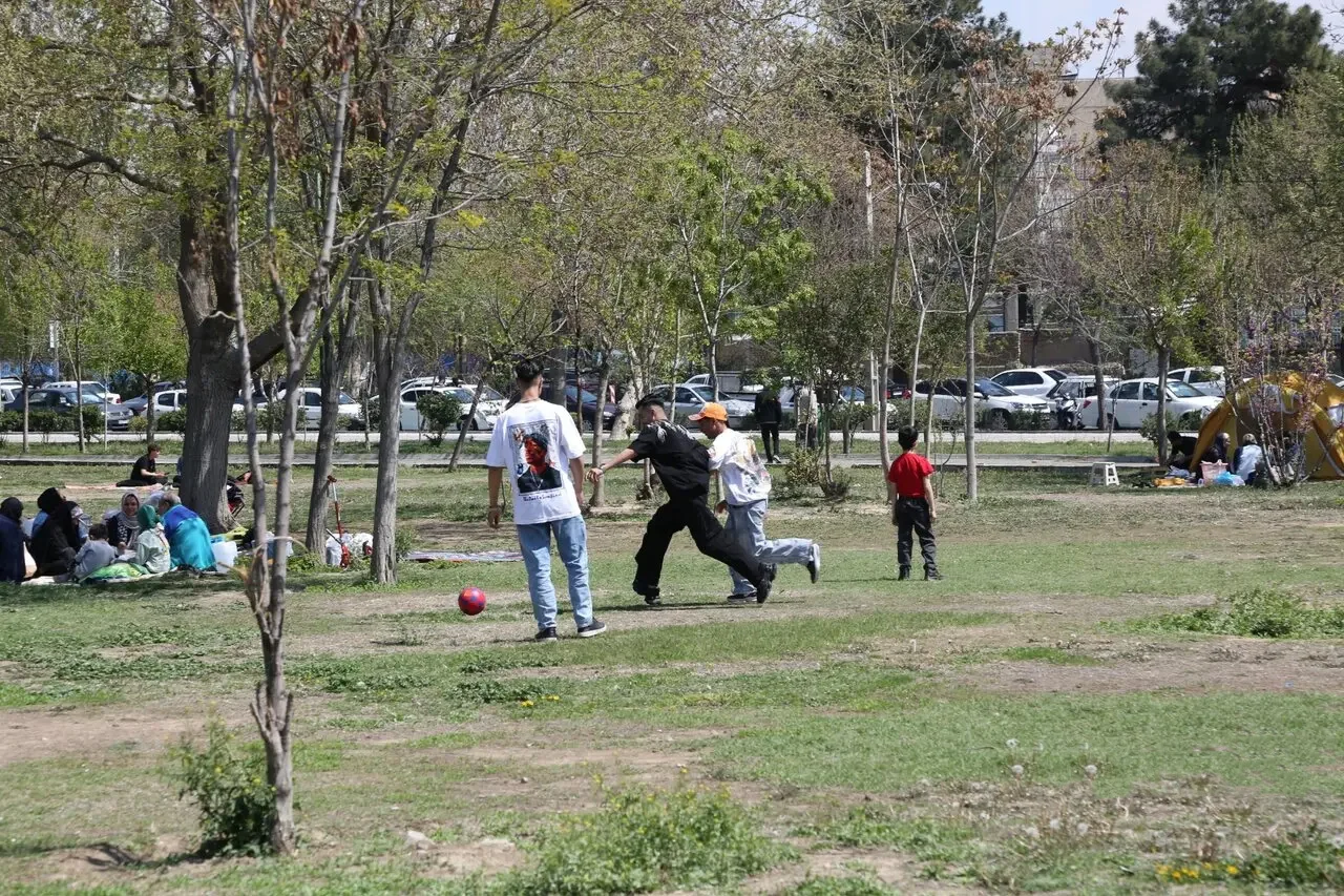 آیین‌های سیزده‌ به در و بدرقه نوروز را بشناسید | از سنگ‌پرانی تا گره زدن سبزه