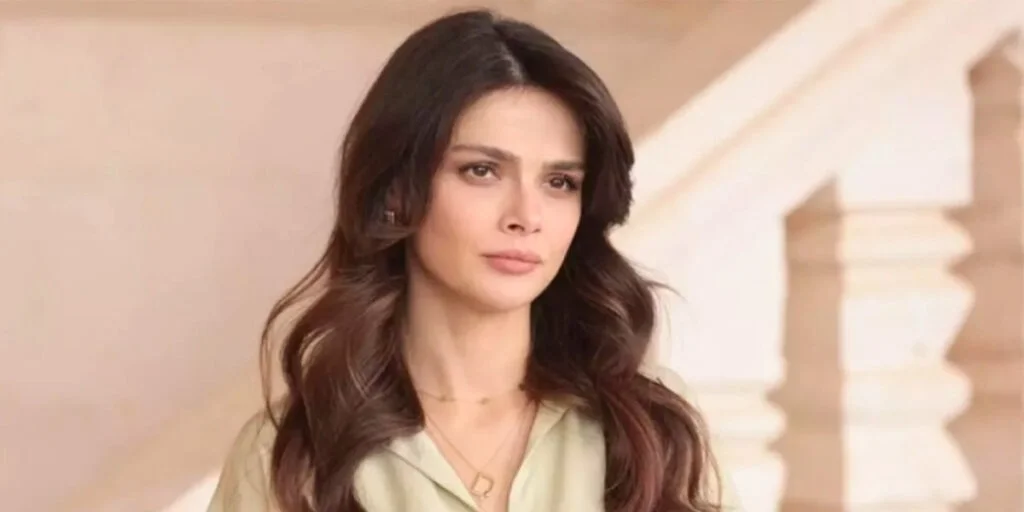 سفر به ترکیه | استایل مینیمال سینم اونسال، بازیگر ترک سریال «شهر دور»